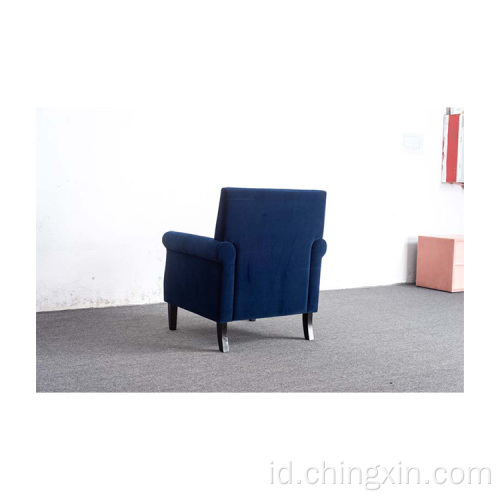 Kain beludru biru kursi aksen bersenjata